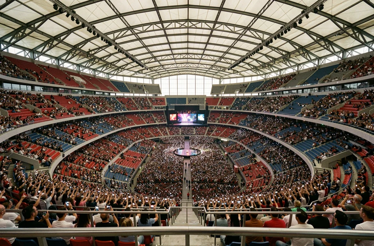 Vue panoramique de l'intérieur du Stade de France rempli de spectateurs lors d'un concert, montrant les différentes catégories de places et la capacité totale de la salle